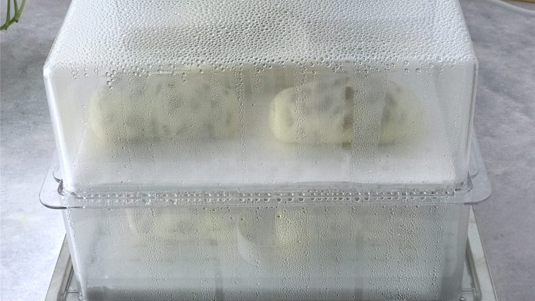 玉米面蜜豆卷,电蒸锅上汽很快,只要10秒左右的时间,完全不用像传统的蒸锅等水开。定时12分钟,蒸好后不要马上打开锅盖,焖3分钟再打开,这样,玉米卷不会因急冷而回缩或者表皮发皱。别看蒸锅里面充满蒸汽,但它不会像传统的蒸锅那样锅盖上的水会滴落在包子上,而是从边缘流在接水盘中的。