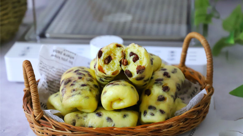 玉米面蜜豆卷,3分钟后取出玉米蜜豆卷。