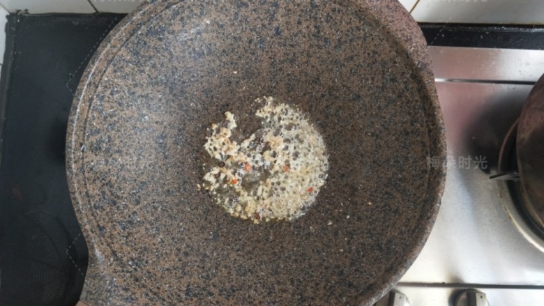 蒜香蒸茄子,把蒜泥倒进去,热油爆香。