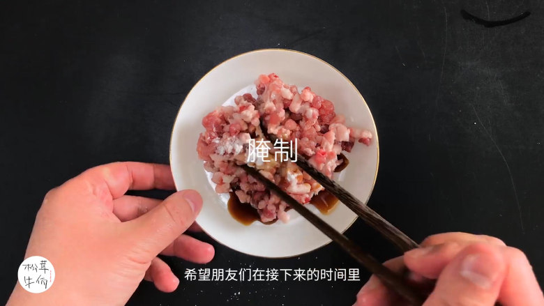 视频｜松茸酱炒肉末茄子｜牛佤松茸食谱,用水泡发<a style='color:red;display:inline-block;' href='/shicai/ 195'>干贝</a>，用淀粉和<a style='color:red;display:inline-block;' href='/shicai/ 692'>酱油</a>腌制<a style='color:red;display:inline-block;' href='/shicai/ 442'>肉末</a>，备用。