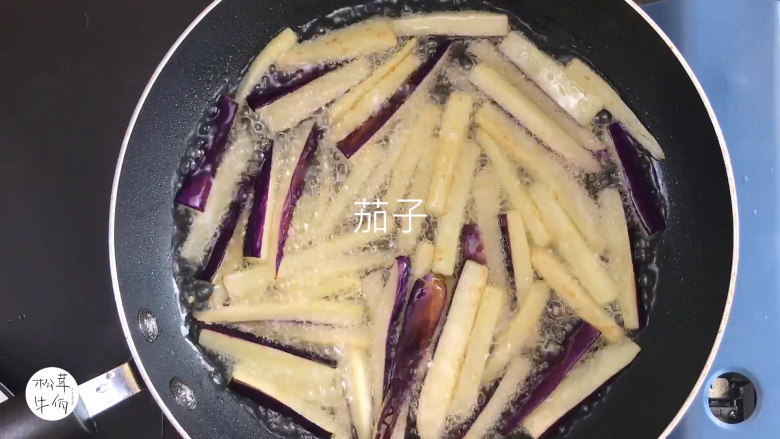 视频|松茸酱炒肉末茄子|牛佤松茸食谱,冷锅下油,把茄子在热油中过一下,盛起沥油。
