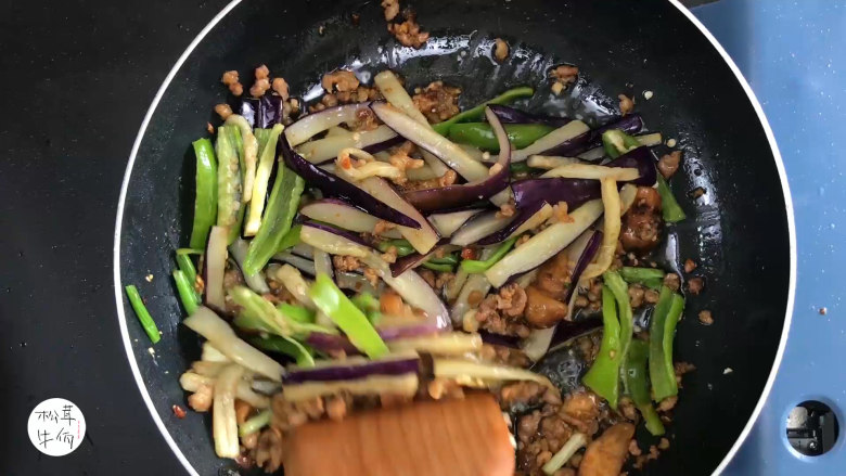 视频|松茸酱炒肉末茄子|牛佤松茸食谱,放入肉末,茄子和青椒,大火炒熟即可出锅享用。