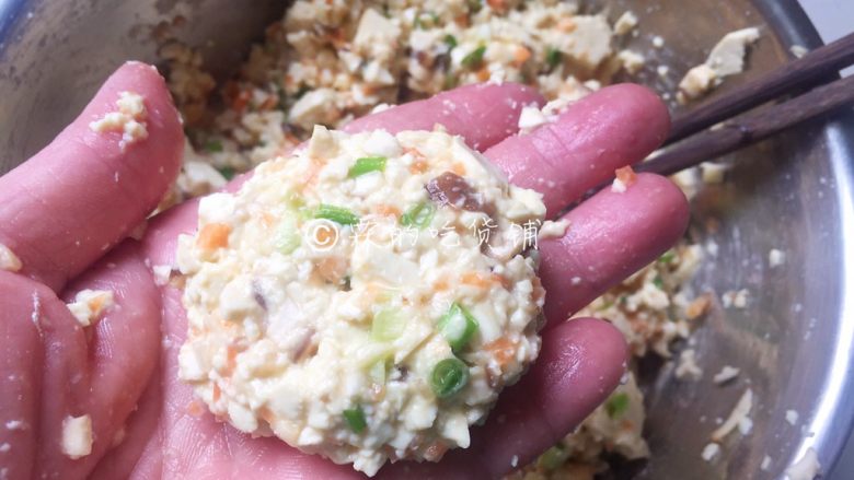 素煎豆腐鸡蛋饼,只用能捏成团不散开来,就不需要再加入面粉了。