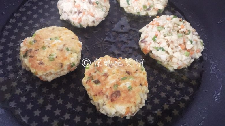 素煎豆腐鸡蛋饼,小火慢煎,一面煎至金黄色,翻面,二面都变金黄色。