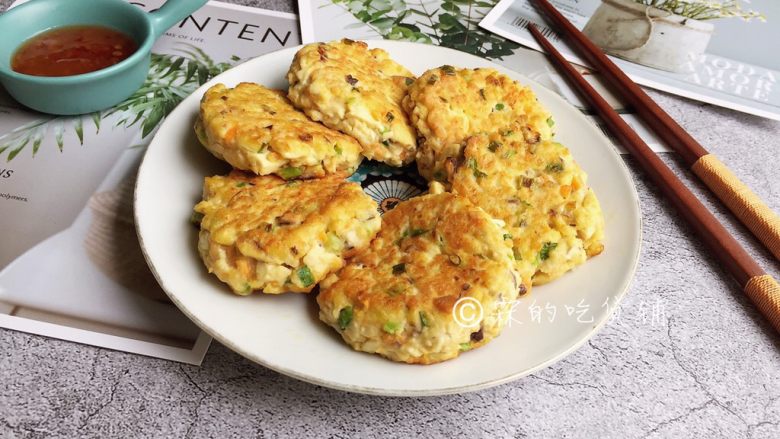 素煎豆腐鸡蛋饼,出锅装盘、食用的时候可搭配番茄沙司或辣椒酱之类的蘸食。