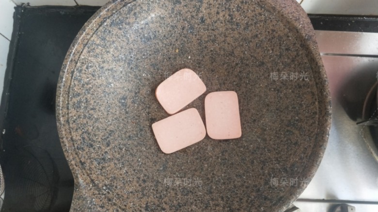 金枪鱼沙拉三明治,火腿切片也油煎一下,口感更软好吃。
