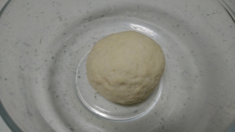 榴莲芝士饼,活成光滑的面团,醒面30分钟。