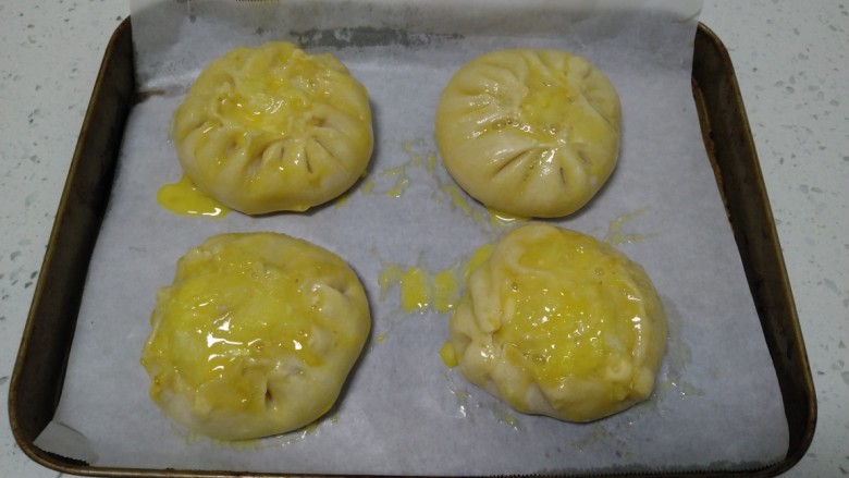 榴莲芝士饼,175度烤15分钟,取出均匀抹上一层<a style='color:red;display:inline-block;' href='/shicai/ 15'>蛋黄</a>液。