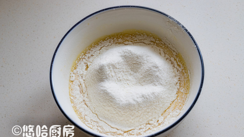 马拉糕,低粉、泡打粉混合后过筛到蛋液中。过筛是为了让口感更松软,面糊不结疙瘩。