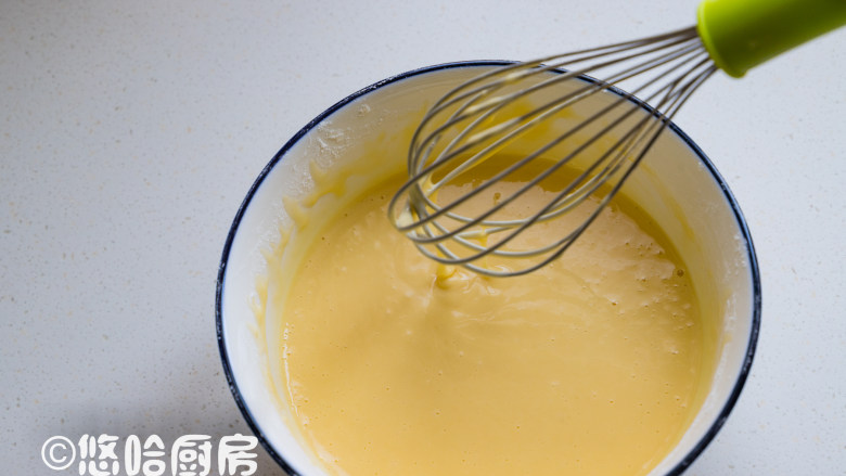 马拉糕,用手抽上下搅拌面糊,切记画圈搅拌,面团起筋口感就不松软了。搅拌后的面团会有小疙瘩,可以过一下筛,最后放入植物油搅匀即可。搅匀后的面糊不能太稀,也不能太厚,像图片中那样就可以。太稀的面糊要放一点面粉,太厚的面糊就放一点牛奶。搅匀后的面糊要静置半个小时左右。