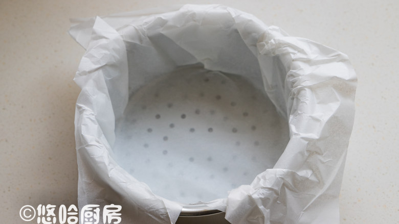 马拉糕,我用的模具是蒸发糕专用的,底部有透气孔,模具里铺上一张大油纸,避免面糊漏出来。