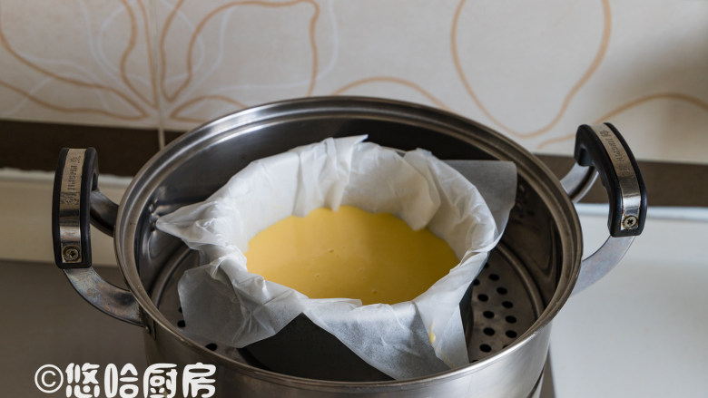 马拉糕,蒸锅中放入足量的清水烧开,模具放入蒸锅篦子上,中大火蒸,火不要太大,蒸30分钟。