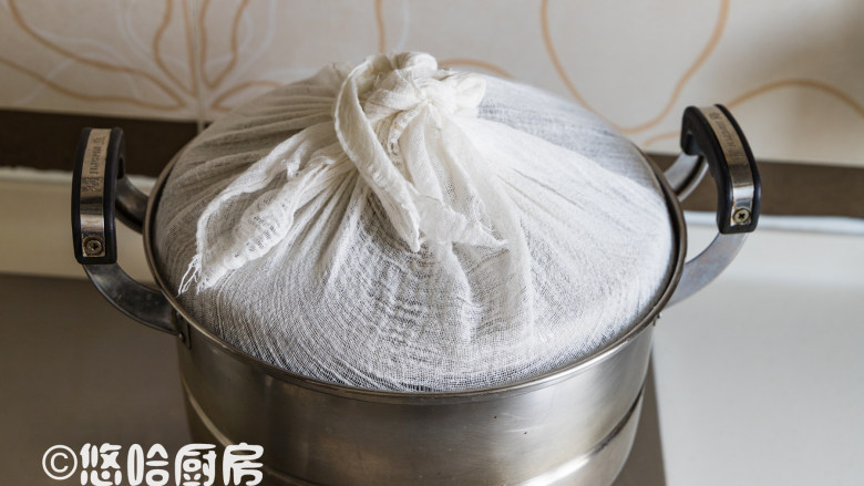马拉糕,锅盖用纱布包起来,避免蒸的时候水滴落在面团上。