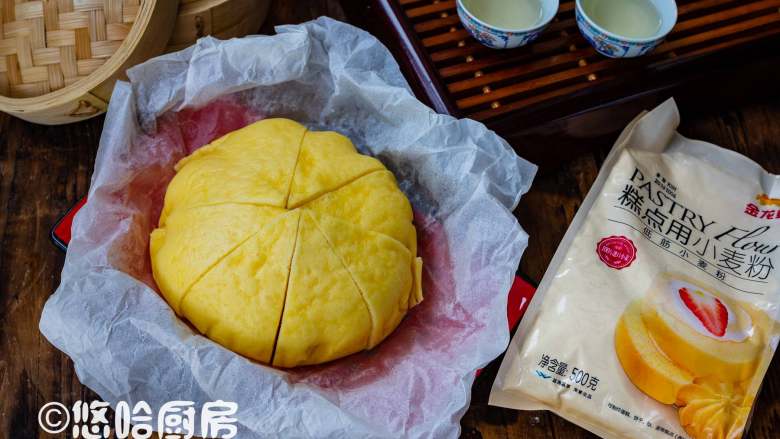 马拉糕,关火后立刻取出,提着油纸拿出面团即可。趁热吃,松软香甜。放凉之后的马拉糕,回锅热一下一样好吃。