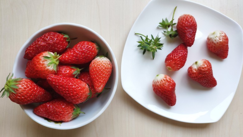 🍒缤纷元气早餐🍓~~酸奶蜂蜜鲜果麦片,<a style='color:red;display:inline-block;' href='/shicai/ 592'>草莓</a>去蒂稍稍浸泡后清洗干净。