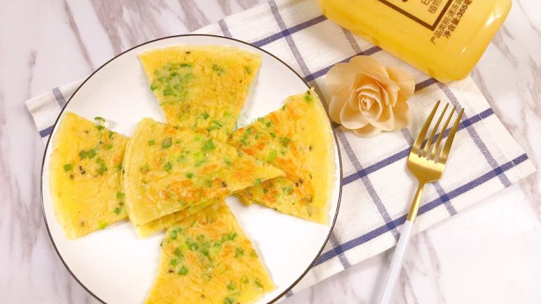 小葱芝麻鸡蛋饼,好吃的香葱芝麻鸡蛋饼完成