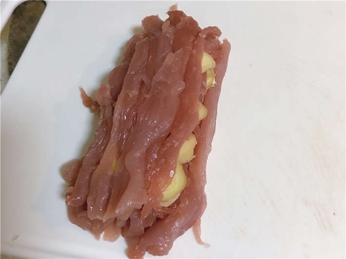 猪肉泥米糊,5.将姜片放入其中,去腥。