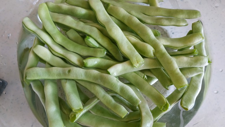 土豆豆角炒五花肉,<a style='color:red;display:inline-block;' href='/shicai/ 69'>四季豆</a>去筋洗净