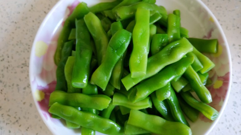 土豆豆角炒五花肉,
捞出过冷水,控干水分切成小段