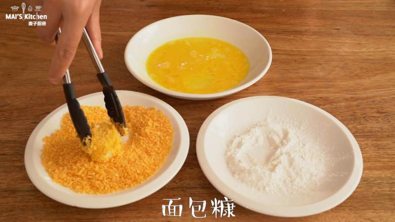 美食锅3分钟炸香蕉,外酥里嫩~,裹上<a style='color:red;display:inline-block;' href='/shicai/ 588'>面包糠</a>,