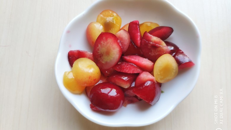 🍒缤纷元气早餐🍓~~酸奶蜂蜜鲜果麦片,<a style='color:red;display:inline-block;' href='/shicai/ 600'>樱桃</a>放清水浸泡后清洗干净,去核切开。