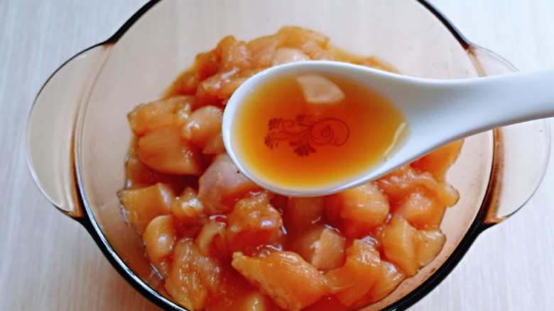 低脂茄汁鸡肉丁,切好的鸡丁放入器具中,加入<a style='color:red;display:inline-block;' href='/shicai/ 718'>料酒</a>。