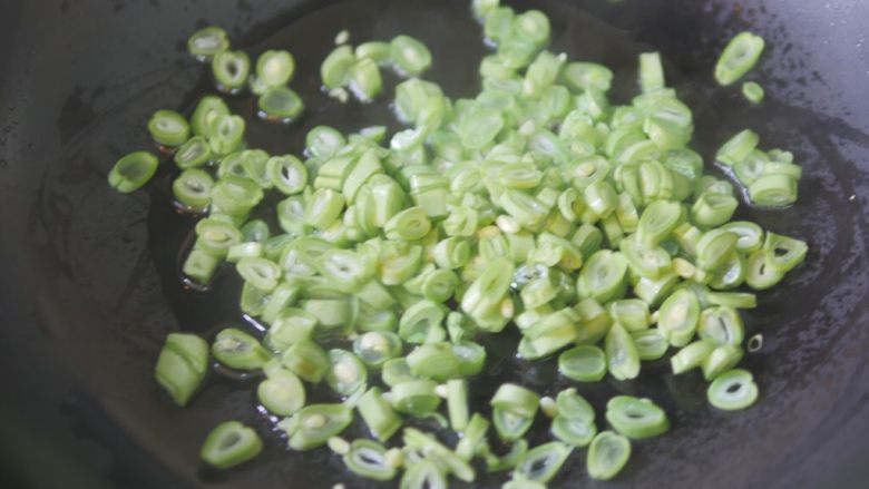 蔬菜虾仁焗饭,锅中下油,放入四季豆煸炒。四季豆一定要煮熟,可以适量放一点水,把四季豆焖熟