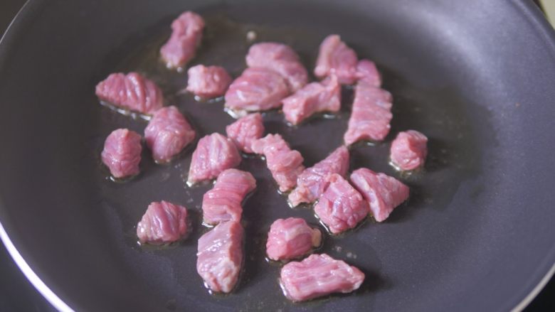 蔬菜虾仁焗饭,锅中下油,肉煎熟盛出备用