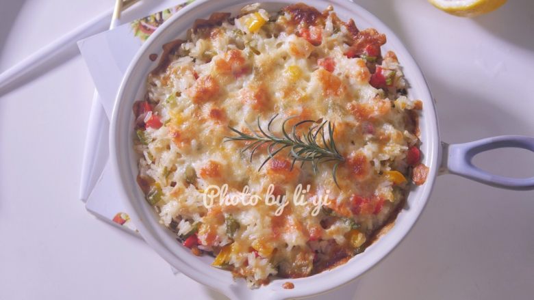 蔬菜虾仁焗饭,烤至表面上色,芝士拉丝就可以了