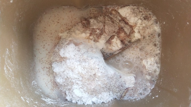 杂粮贝果面包,除黄油,盐,芝麻以外所有食材放入桶内。
