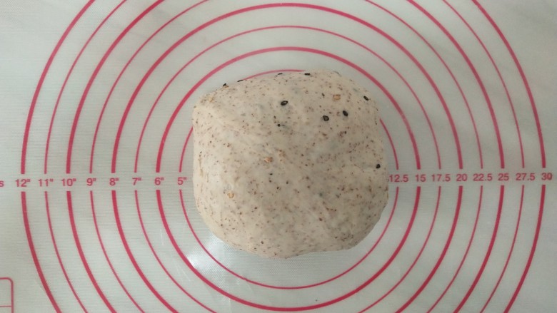 杂粮贝果面包,面团揉好啦,盖上保鲜膜醒10分钟。