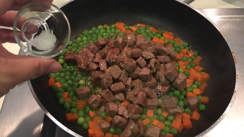 豆豆牛,加盐调味,混合均匀即可