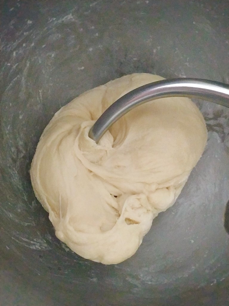 一次性发酵更省时间的奶香吐司~,除黄油之外的所有材料按照先粉类后液体的顺序加入厨师机,揉出厚的膜,用手指戳破,洞口边缘是锯齿状破洞;