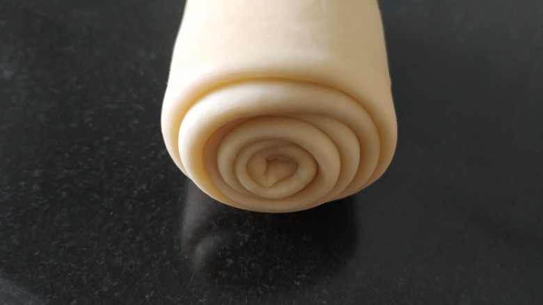 一次性发酵更省时间的奶香吐司~,从一边卷起,卷成卷;