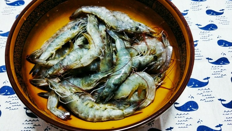 粉丝蒜泥虾,盐适量的,腌制20分钟