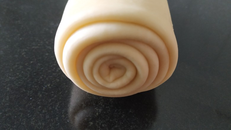 一次性发酵更省时间的奶香吐司~,卷成卷,卷了好多魔力圈圈;