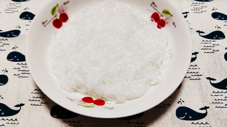 粉丝蒜泥虾,捞起后沥水,放入碗底部备用
