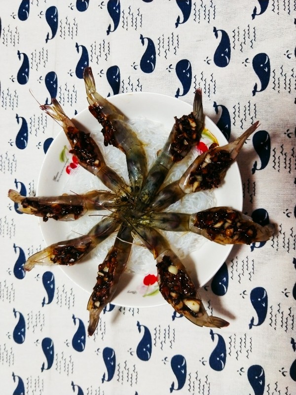 粉丝蒜泥虾,摆在粉丝上面,然后放入蒸锅中,蒸上15分钟