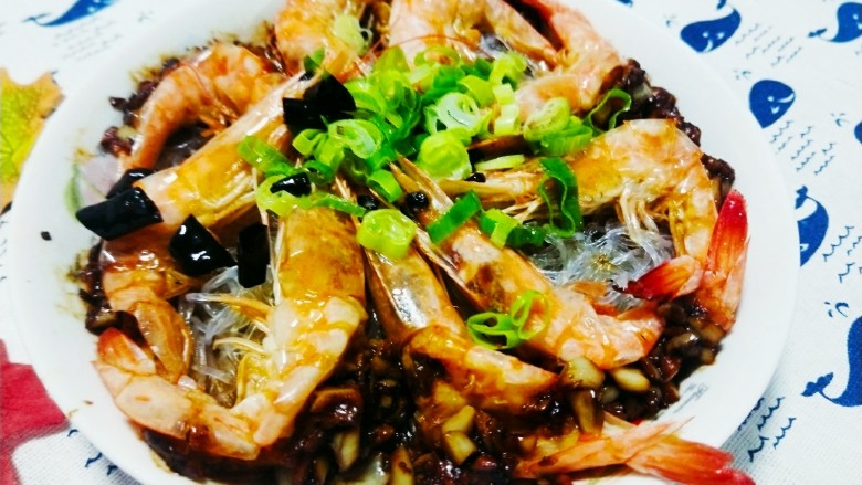 粉丝蒜泥虾,出锅后,热油浇在虾上,然后撒上<a style='color:red;display:inline-block;' href='/shicai/ 3250'>葱</a>花即可
