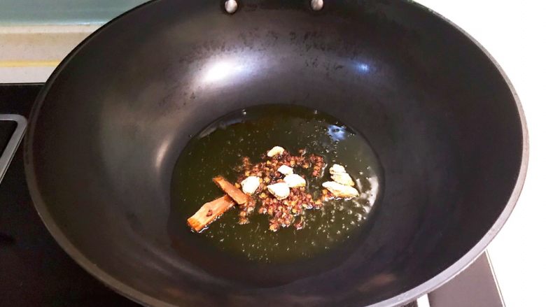 香辣牛蛙,另起锅,锅里加入玉米油,油烧热后加入所有干料,炒出香味