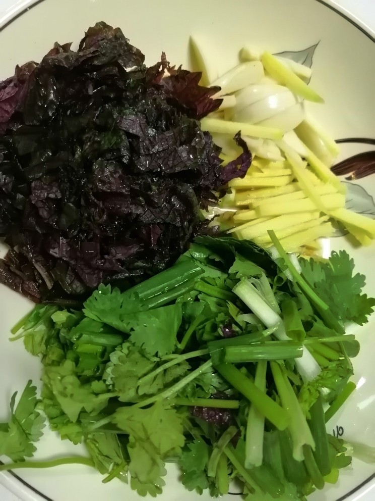 好吃得不想放的香辣龙虾,将姜,蒜切成条
香菜和葱切成小段
紫苏切碎