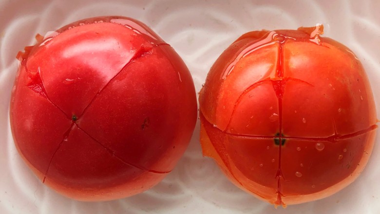 番茄金针菇,将<a style='color:red;display:inline-block;' href='/shicai/ 59'>番茄</a>表面切十字花,有开水躺一分钟左右。