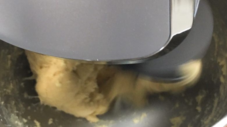 黑砖蜜豆吐司,厨师机先低速再转中速,揉面10分钟。