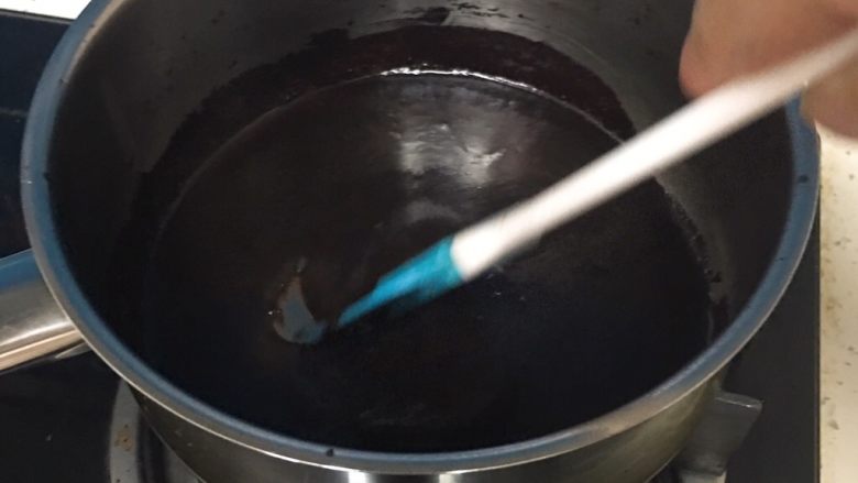 黑砖蜜豆吐司,搅拌均匀后再倒入牛奶,翻拌均匀冷却。