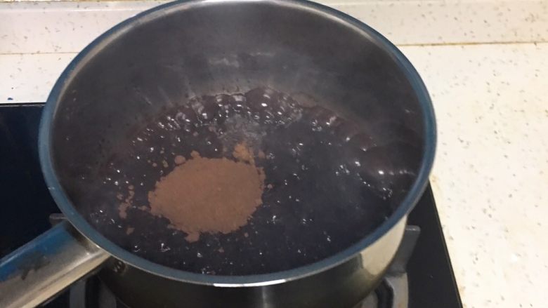 黑砖蜜豆吐司,玉米油出现小气泡就关火,倒入可可粉,无需过筛。