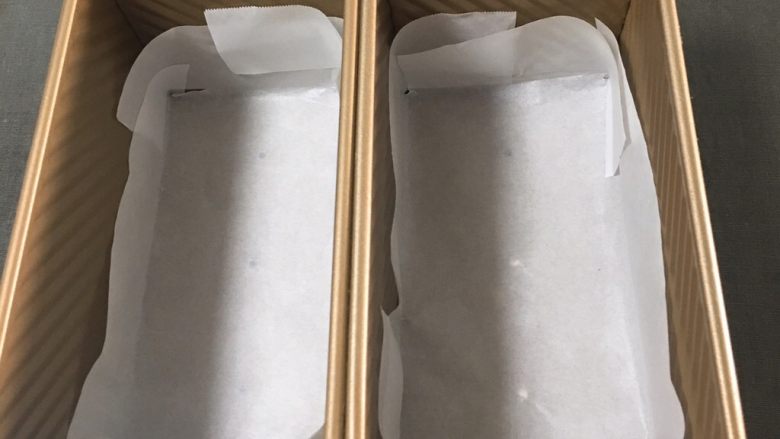 黑砖蜜豆吐司,吐司盒中铺上烤盘纸,一半的高度就可以。