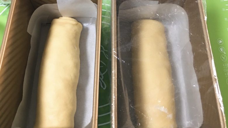 黑砖蜜豆吐司,依次放入吐司盒中,盖上保鲜膜。
