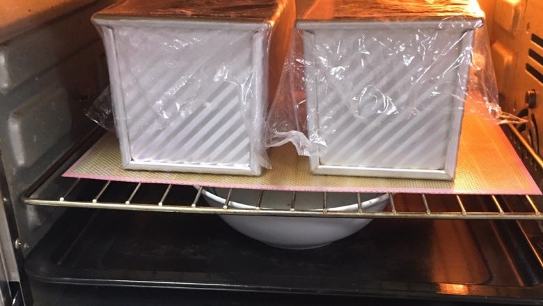 黑砖蜜豆吐司,烤箱发酵档,底部放一碗热水,发酵60分钟。