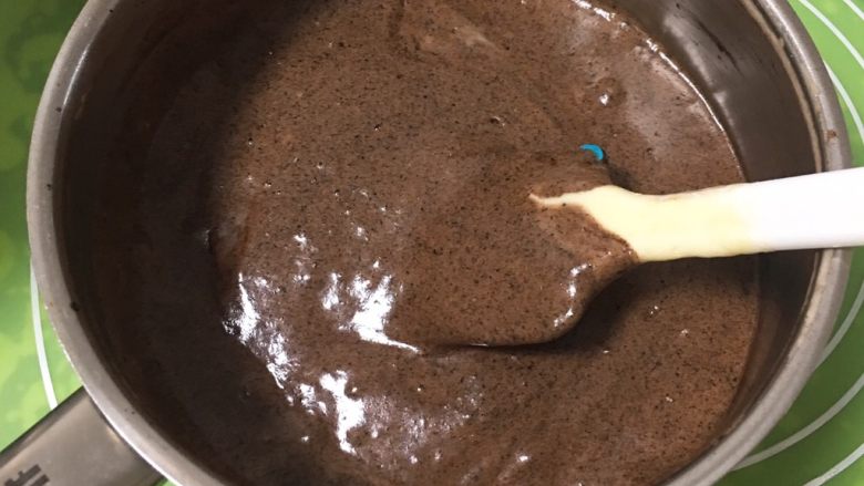 黑砖蜜豆吐司,取四分之一的蛋糕糊进冷却后的可可液中翻拌均匀,再倒回蛋糕糊中翻拌均匀。