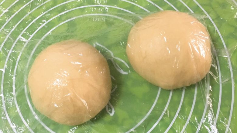 黑砖蜜豆吐司,分成两个剂子,盖上保鲜膜静置10分钟。